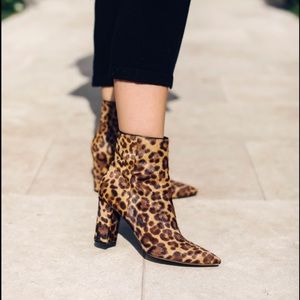 Marc Fisher Size 6 brown multi pony booties animal print